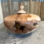 Natuur urn peer met natuurlijke scheur