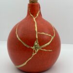 Rode bol urn kintsugi art