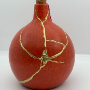 Rode bol urn kintsugi art